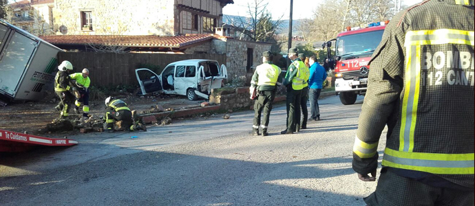 Dos heridos graves tras impactar un camin contra una furgoneta en Cabezn de la Sal