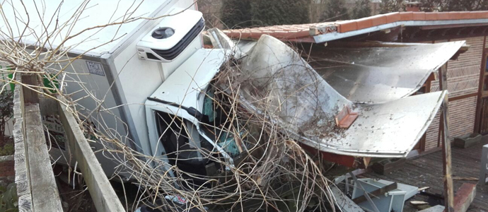 Dos heridos graves tras impactar un camin contra una furgoneta en Cabezn de la Sal