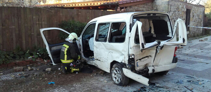 Dos heridos graves tras impactar un camin contra una furgoneta en Cabezn de la Sal