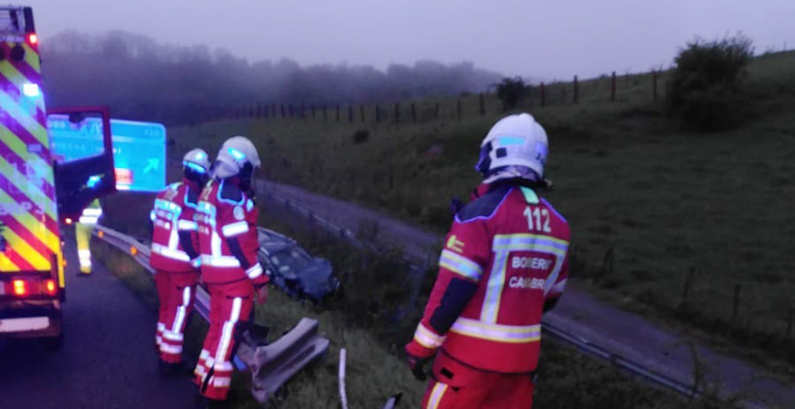 Dos heridos leves al salirse de la va y volcar su vehculo en la A67 a la altura de Caeda