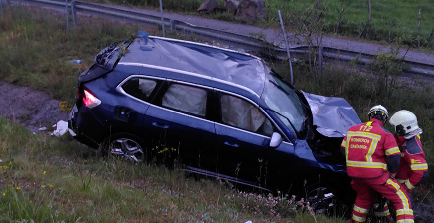 Dos heridos leves al salirse de la va y volcar su vehculo en la A67 a la altura de Caeda