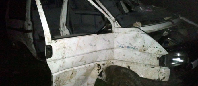 Dos heridos, uno grave, tras caer una furgoneta por un desnivel de 80 metros en Camaleo