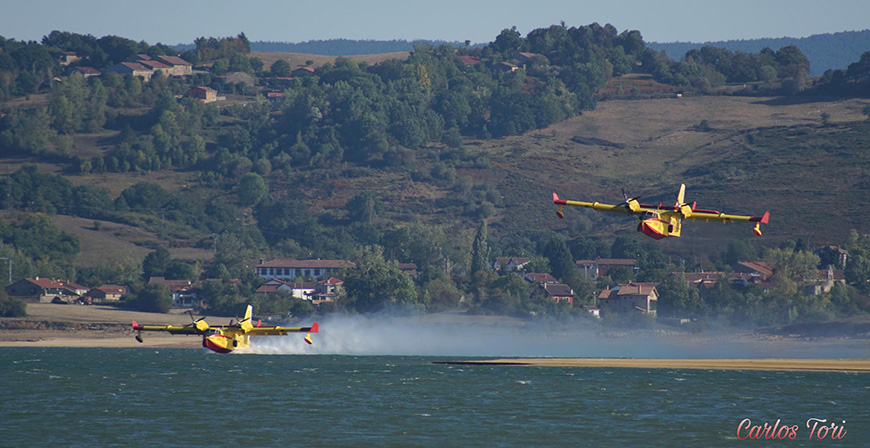 Dos hidroaviones del Ministerio trabajaron ayer en el incendio de Sejos