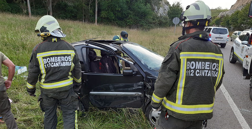 Dos hombres resultan heridos tras volcar un vehculo en Comillas