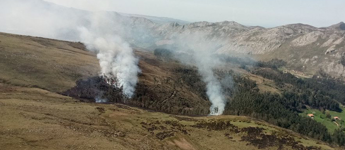 Dos incendios forestales activos, uno en Santiurde, y tres controlados en Cantabria