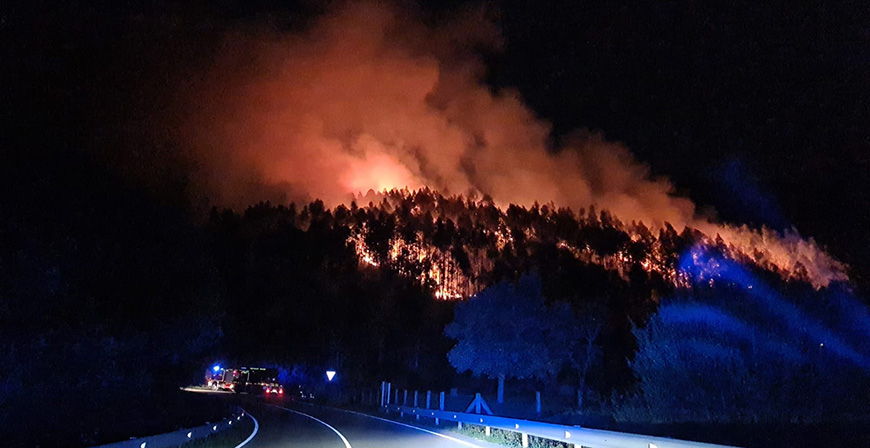Dos parques de bomberos del 112 extinguen un incendio en un pajar de Rionansa 