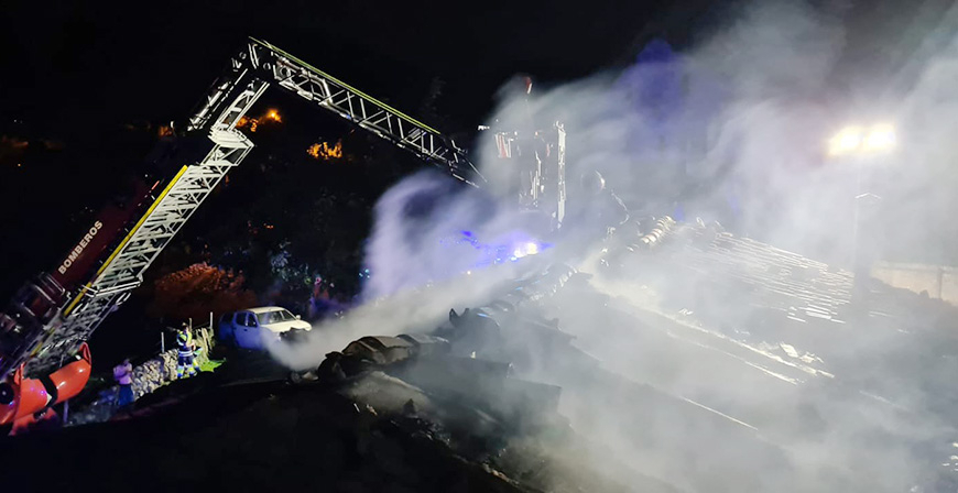 Dos parques de bomberos del 112 extinguen un incendio en un pajar de Rionansa 