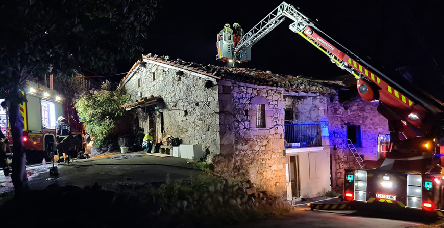 Dos parques de bomberos del 112 extinguen un incendio en un pajar de Rionansa 