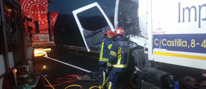 Dos personas resultan heridas en un accidente mltiple en la A-8