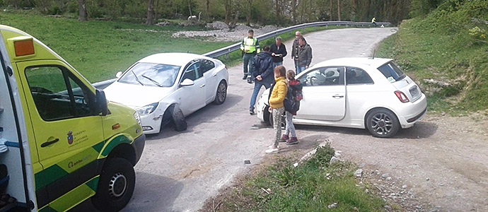 Dos personas resultan heridas al colisionar dos vehculos en Argeso