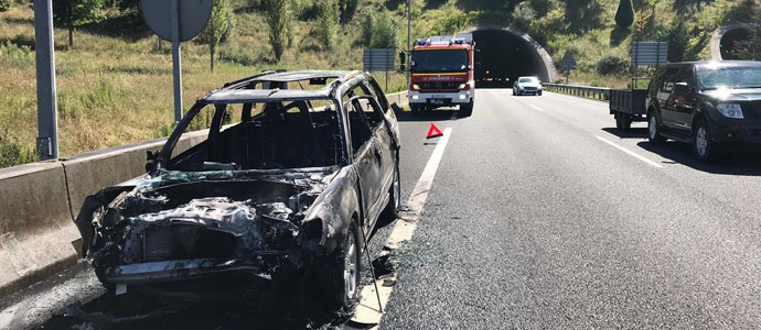 Cuatro personas resultan heridas al colisionar dos vehculos en el tnel de Pedredo