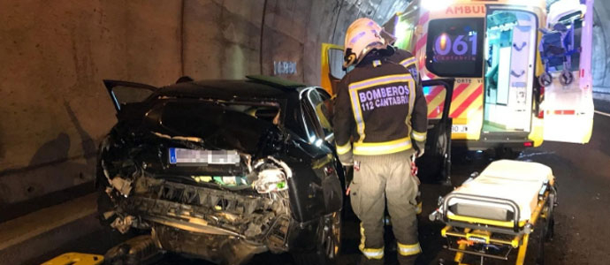 Cuatro personas resultan heridas al colisionar dos vehculos en el tnel de Pedredo