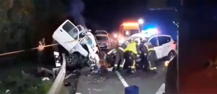 Dos personas resultan heridas al colisionar frontalmente sus vehculos en Rasines