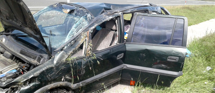 Dos personas resultan heridas leves al volcar su coche en la A-67