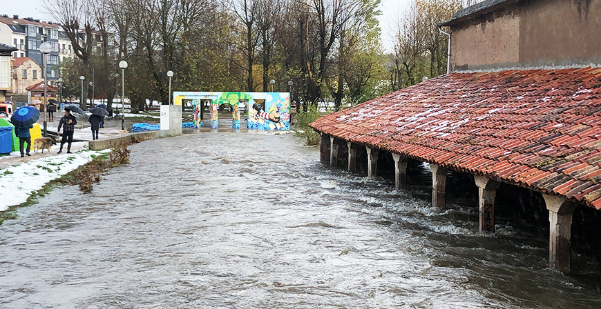 El Ebro se desborda por el Campo Colorado