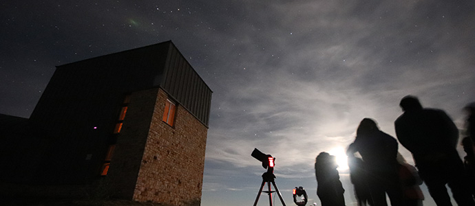 Contemplar el eclipse total de luna desde lo alto de Valderredible