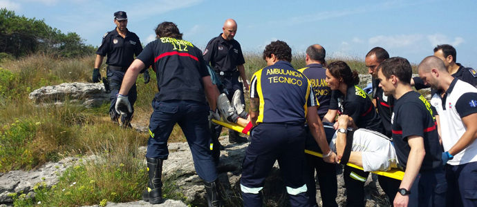 Efectivos del 112 rescatan a un hombre herido tras sufrir una cada en la playa de Ris