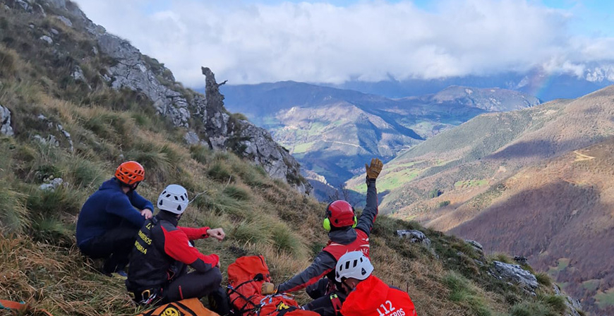 Efectivos de Cantabria y Asturias rescatan a un hombre con signos de hipotermia severa en la Pea del Castro
