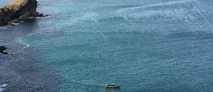 Efectivos de emergencias buscan a un hombre desaparecido en la playa del Madero