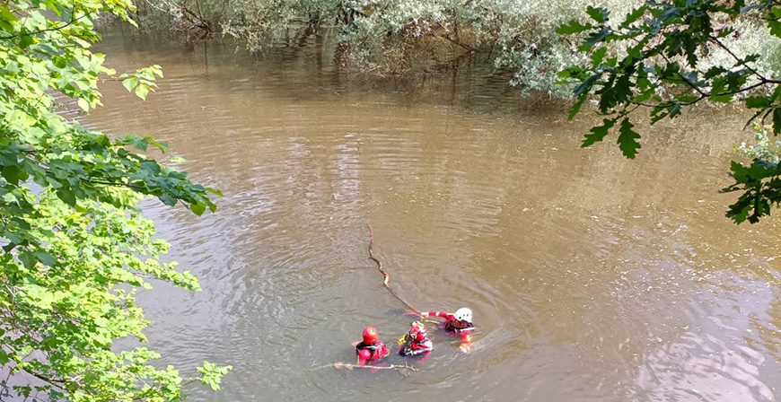 Efectivos de emergencias buscan a un pescador cado al embalse de Palombera