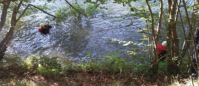 Efectivos de emergencias buscan a un pescador desaparecido en el Ebro en Bustasur 