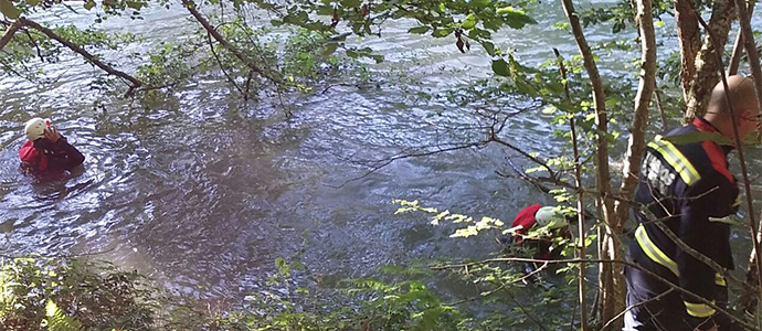 Efectivos de emergencias buscan a un pescador desaparecido en el Ebro en Bustasur 