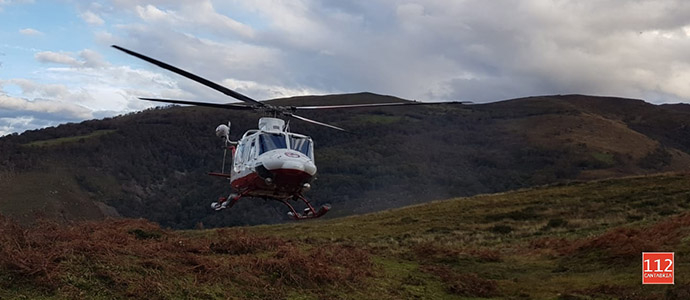 Efectivos de emergencias evacuan a un senderista con fractura de fmur en el Va Crucis de San Sebastin de Garabandal