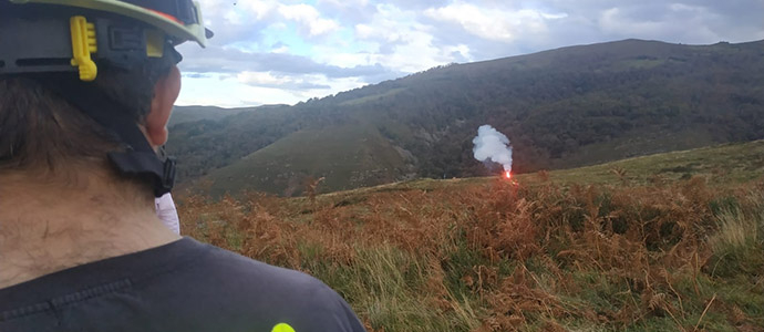 Efectivos de emergencias evacuan a un senderista con fractura de fmur en el Va Crucis de San Sebastin de Garabandal