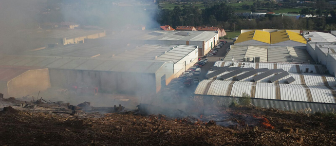 Efectivos de emergencias extinguen un incendio forestal en Cartes
