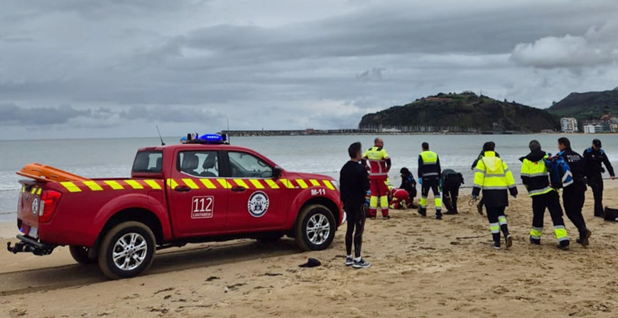 Efectivos de emergencias recuperan de una parada a una mujer desplomada en la playa de la Salv de Laredo
