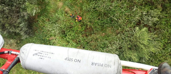Efectivos de emergencias rescatan a un hombre perdido en una zona de monte de Mioo