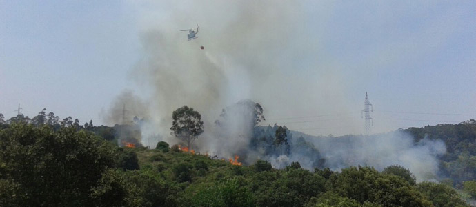 Efectivos de emergencias controlan el incendio forestal de Camargo