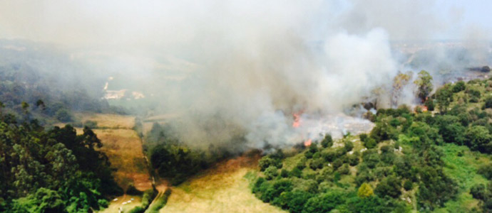 Efectivos de emergencias controlan el incendio forestal de Camargo
