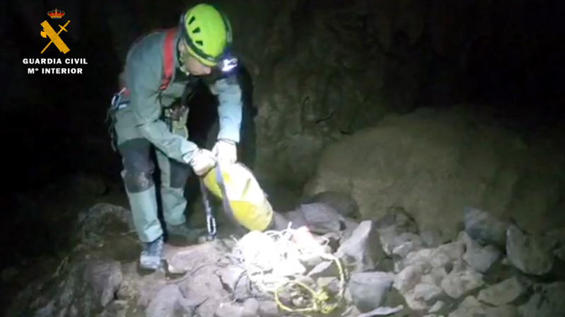 Efectivos del GREIM recuperan una granada en una torca de Arredondo