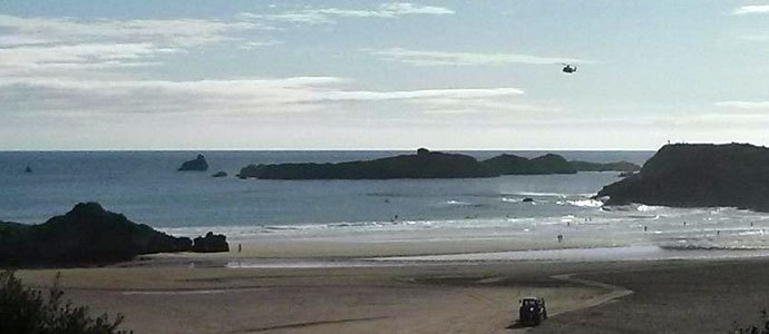 Efectivos de rescate buscan a una joven desaparecida en la playa Ris de Noja