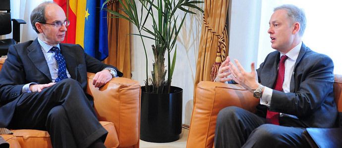 El embajador britnico visit el Parlamento de Cantabria