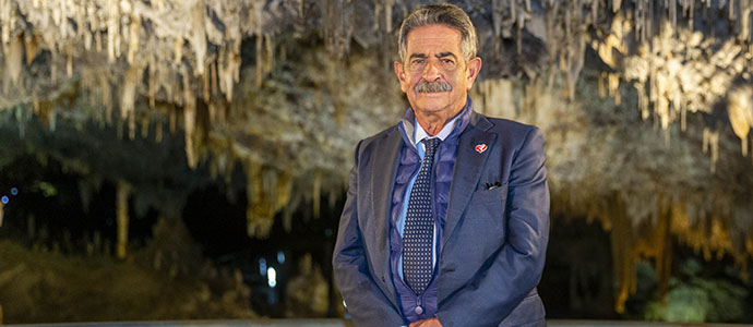 Revilla llama a los cntabros a mirar al futuro 