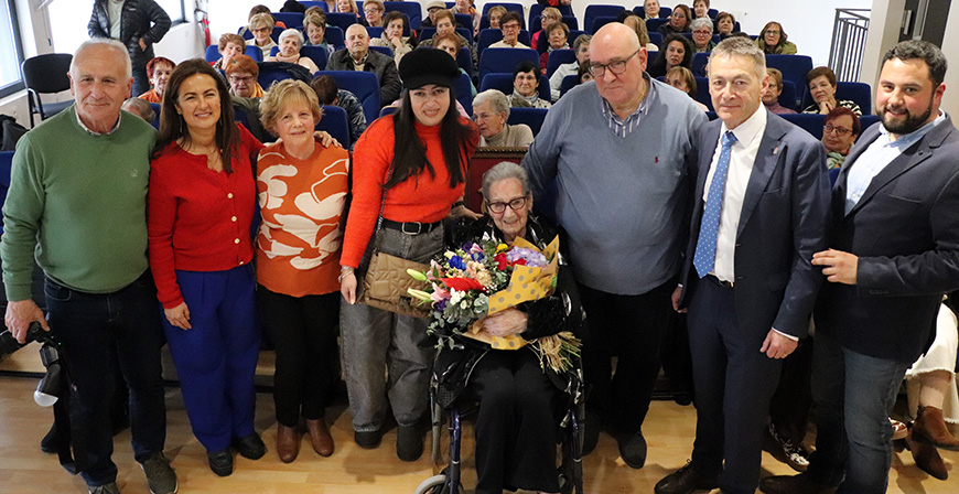Emilia Amor Amor, recibe el reconocimiento Mujer del A�o de Campoo de Enmedio