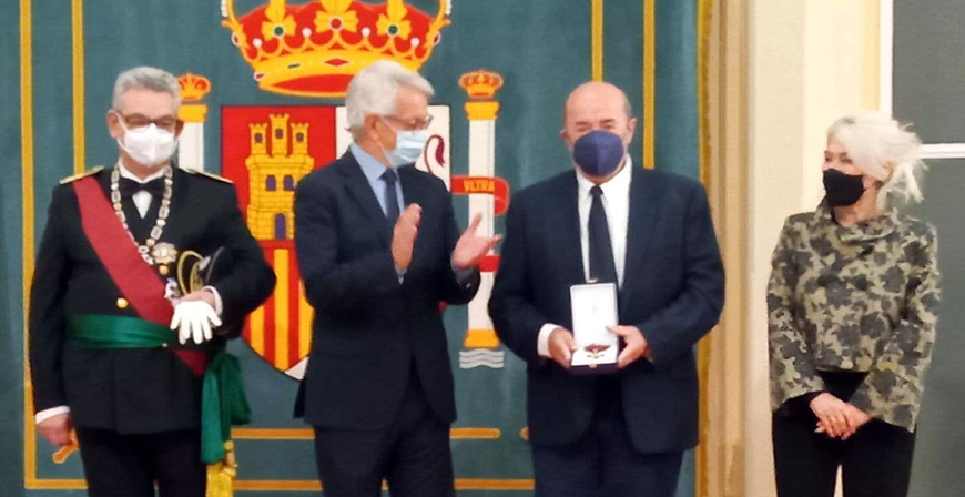 Emiliano Corral recibe la medalla por su ingreso en la Orden Civil de Alfonso X El Sabio
