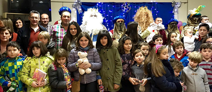 Emocin, magia y presentes en las cabalgatas de Campoo