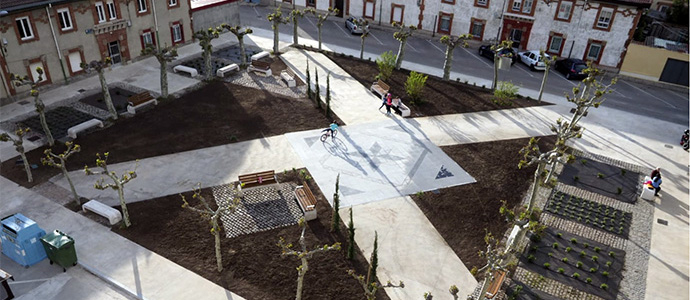 La empresa reinosana Sercam ajardina las plazas de Los Caos y la Concordia