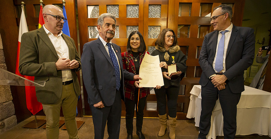 La enfermera Aurora Aguilar recibe la Cruz Sencilla de la Orden Civil de Sanidad