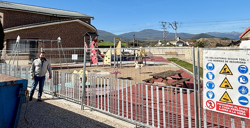 Enmedio comienza las obras de acondicionamiento del parque infantil de la iglesia de Matamorosa