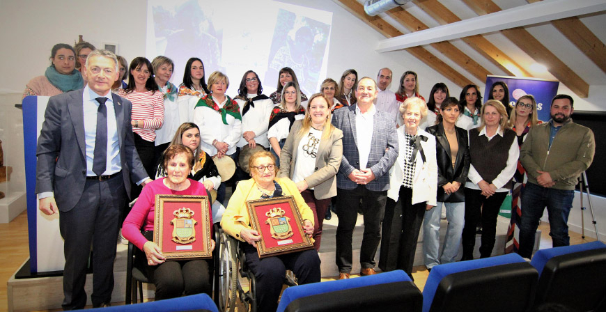 Enmedio homenajea a Adoracin Alonso y Dionisia Franco, sus vecinas ms longevas