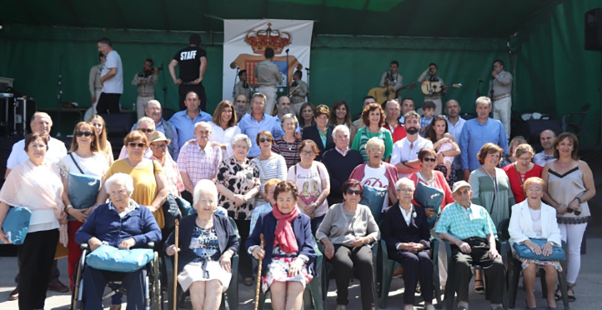 Enmedio reduce su da a grande a una misa de campaa y al homenaje a los mayores y al beb del municipio