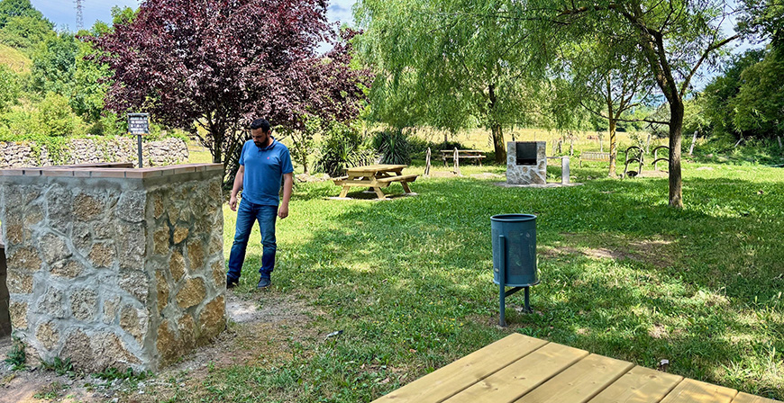 Enmedio renueva el parque de las barbacoas de Cervatos 
