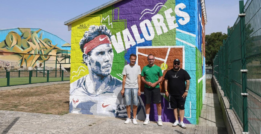 El entorno de las pistas de tenis de Reinosa estrena un nuevo mural 