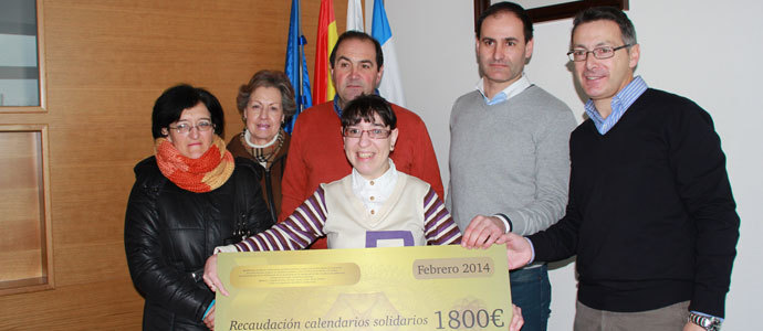 Entrega del cheque de los calendarios solidarios a favor de Borja de la Herrn