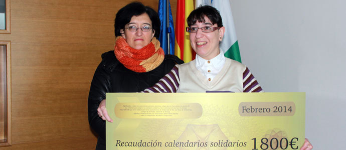 Entrega del cheque de los calendarios solidarios a favor de Borja de la Herrn