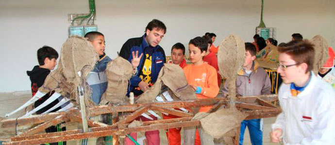 Entrega de diplomas a los participantes en el Taller Carrocero